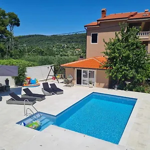 Appartamento Nada, Mundanije