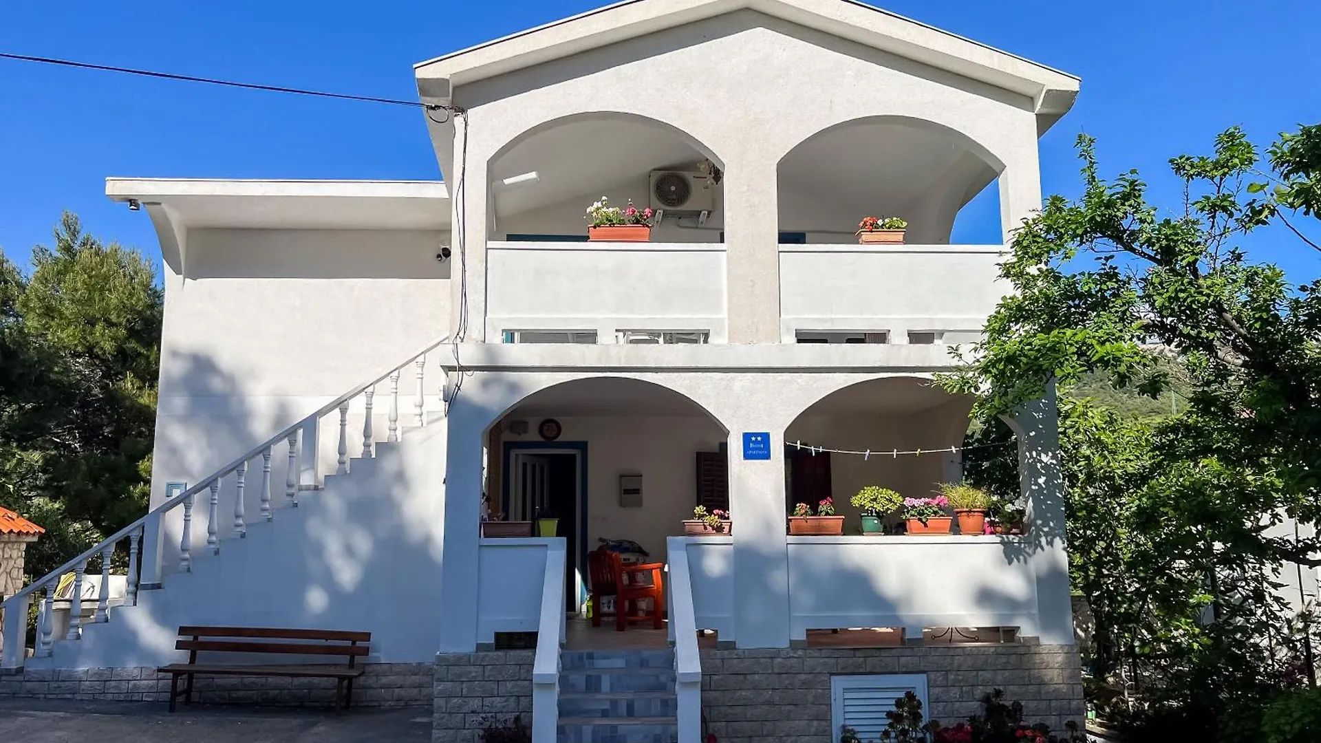 Apartments Franjo Mundanije