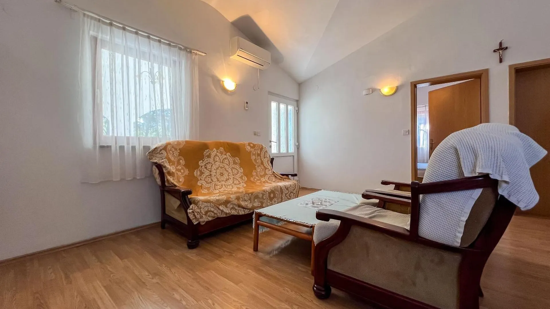 Apartments Franjo Mundanije