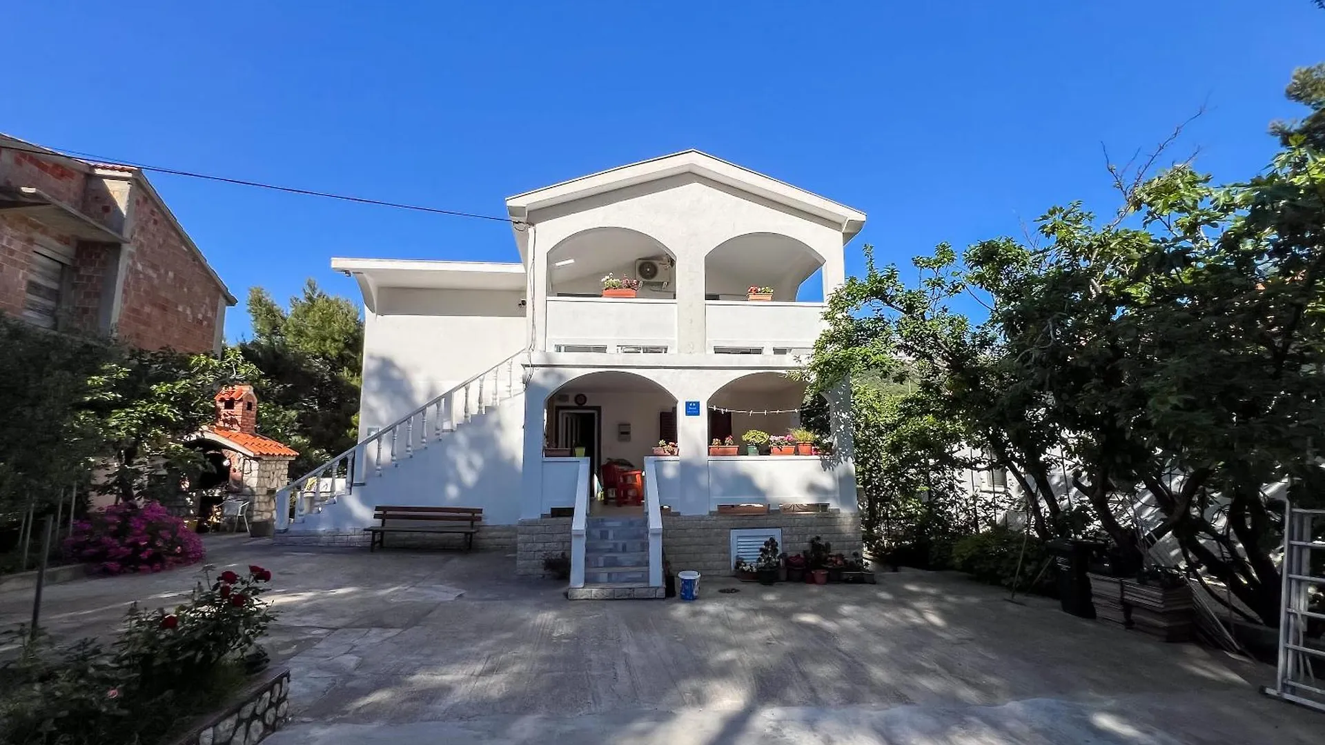Apartments Franjo Mundanije
